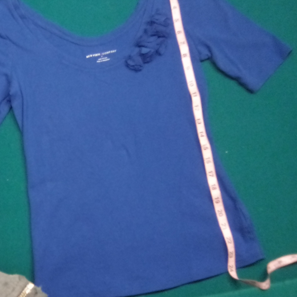 New York & Co. blue scoop neck shirt w flowers